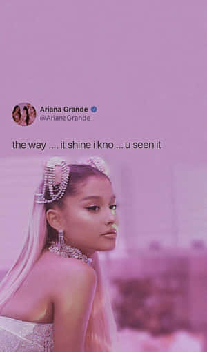 Ariana Grande 身穿粉紅色服裝，搭配鑽石髮飾和文字疊加。