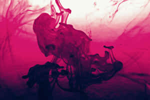洋紅色和深色墨水的抽象漩渦漂浮在水中。 — 淺粉紅色 壁紙