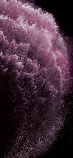 一個紫色的宇宙星雲，星塵在太空中旋轉。