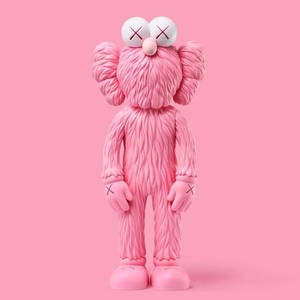 純粉紅色背景上，交叉眼嘅粉紅色KAWS Companion公仔。