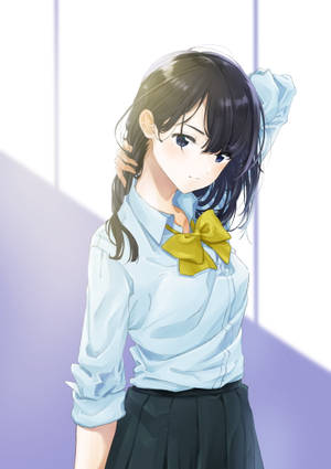 穿著校服、戴著黃色蝴蝶結的動漫女孩站在柔和的紫色光線中。