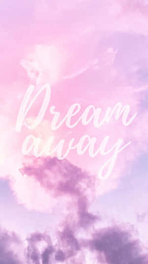 粉紅色和紫色雲彩的天空，白色草書文字寫著「Dream away」。