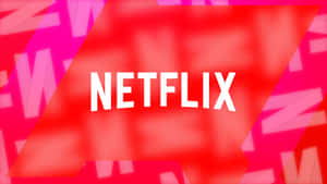 Netflix 標誌在紅色和粉紅色幾何背景上