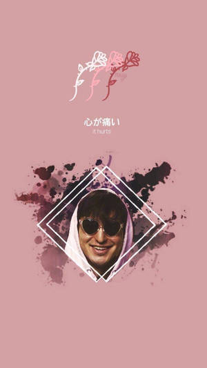 戴太陽眼鏡的男人在鑽石框內微笑，帶有日文字和粉紅色花卉飛濺。