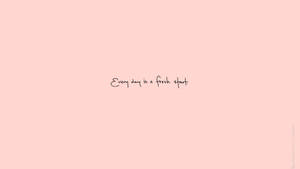 在柔和的粉紅色背景上，手寫引用寫著「Every day is a fresh start」。 — 美學 壁紙