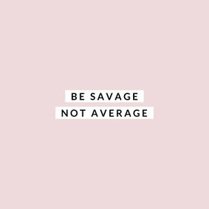 粉紅色背景上寫著「be savage not average」的勵志文字