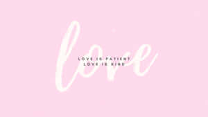 粉紅色背景，白色草書文字顯示love，以及較小文字love is patient love is kind