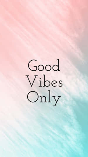 粉彩粉紅與青綠漸變，配上「Good Vibes Only」文字。