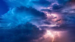 戲劇性的暴風雲，明亮的閃電照亮天空。