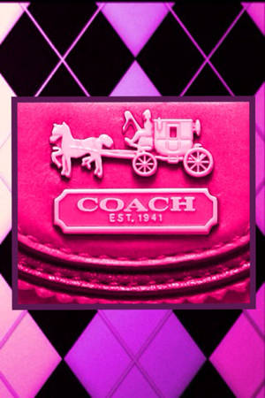 粉紅色Coach標誌，帶有馬車，位於紫色菱形背景的皮革上。