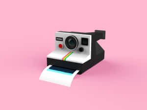 一部復古Polaroid相機在粉紅色背景上彈出照片。