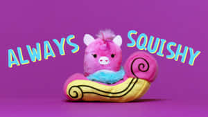 粉紅色毛絨豬玩具在黃色蝸牛殼中，帶有「Always Squishy」文字。 — 紫色 壁紙