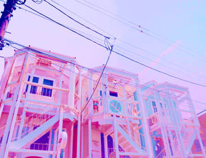 粉彩色的城市建築物，設有外部樓梯和架空電線。 — 淡彩風格 壁紙