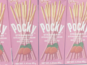粉紅色嘅Glico Pocky士多啤梨忌廉餅乾棒盒。 — 士多啤梨 壁紙