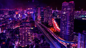 迷人的夜景城市，發光的建築物和移動車輛的光跡。 — 淺粉紅色 壁紙