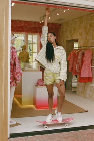 模特兒在色彩繽紛的服裝店櫥窗展示中踩滑板。 — 滑板 壁紙