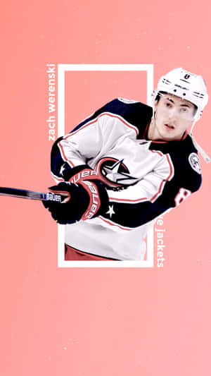 冰球運動員 Zach Werenski 身穿藍夾克隊制服在粉紅色背景前手持球桿。