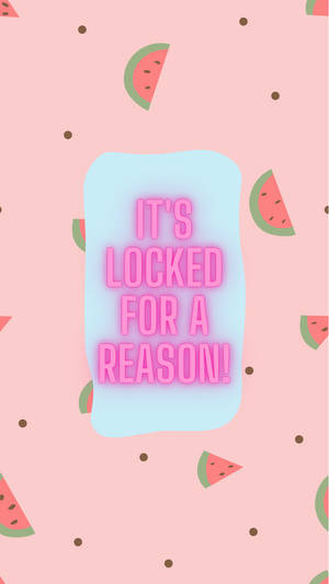粉紅色背景，帶有西瓜片和文字「IT'S LOCKED FOR A REASON!」 — 鎖屏 壁紙