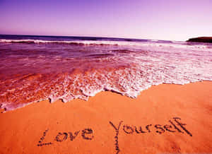 粉紅色的海浪沖刷著橙色沙灘，沙灘上以深色字體寫著「Love Yourself」。 — 粉紅花朵 壁紙