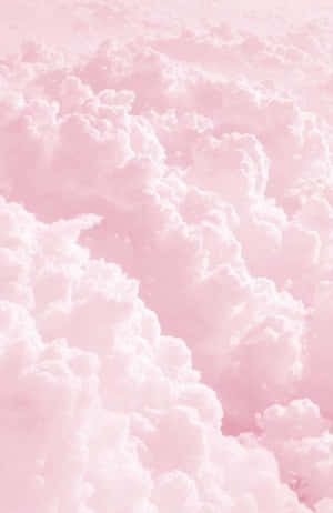 寧靜的天空中粉紅蓬鬆的雲朵，搭配柔和的粉彩調。 — 粉彩粉紅色 壁紙