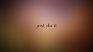 喺溫暖漸變背景上寫住「just do it」嘅勵志文字。 — 極簡美學 壁紙