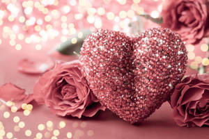 一顆閃閃發光的粉紅心臟 nestled among pink roses with glowing lights in the background.