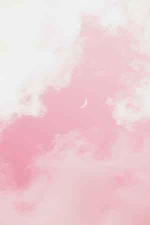 柔和粉紅雲中的新月