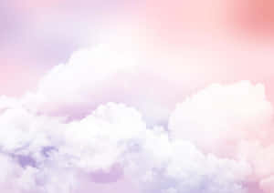 粉彩粉紅和薰衣草色的雲朵漂浮在夢幻般的天空中。