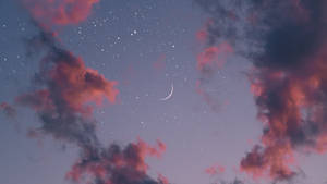 新月與星星在粉紅紫色雲層後方，暮色中