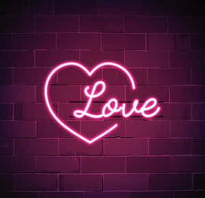 粉紅色霓虹心形牌，上面有love字樣，在磚牆上。 — 霓虹美學 壁紙