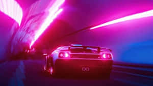 跑車在夜間霓虹燈隧道中高速行駛。