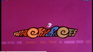 Wacky Races 卡通標誌，喺洋紅色背景上有旋轉嘅字母。