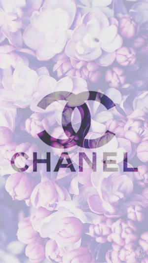 Chanel 標誌在紫色繡球花背景上，帶有復古濾鏡。