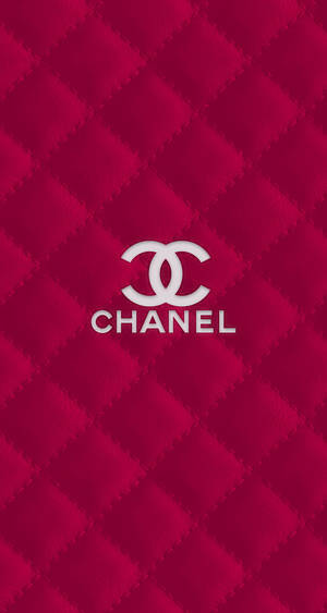 紅色菱格紋背景上的Chanel標誌