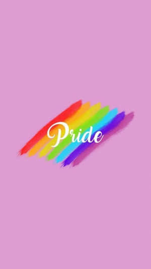 粉紅色背景上，彩虹筆觸上方有白色草書的Pride文字。