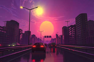 汽車在潮濕的城市高速公路上行駛，在閃爍的霓虹燈下，天空呈現日落餘暉。