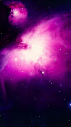 深空中帶有星星的鮮豔粉紅色和紫色星雲。
