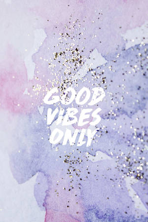 在閃亮水彩紫色和粉紅色背景上的 good vibes only 文字。 — 熱帶海灘 壁紙