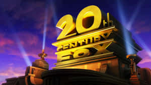金色嘅20th Century Fox標誌喺黃昏被射燈照亮。