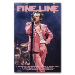 Harry Styles 在音樂會上穿著粉紅色西裝唱歌，下方有專輯曲目列表。