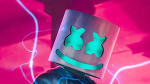 Marshmello 在音樂會上戴著他標誌性的發光頭盔。