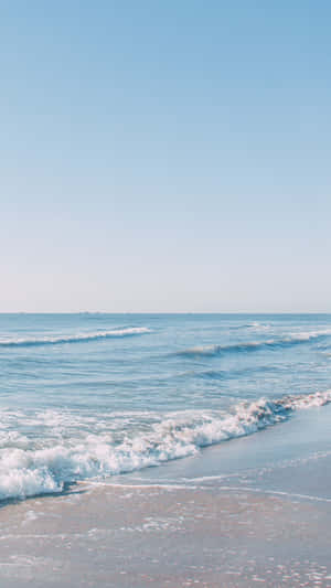 海浪沖刷著清澈藍天下的沙灘 — 海灘 壁紙