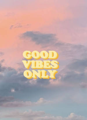 「good vibes only」文字漂浮在帶有柔和雲朵的粉彩天空中。