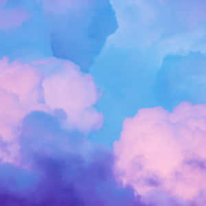 粉彩粉紅同藍色雲喺寧靜嘅天空上飄浮。