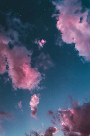 粉紅色雲朵在青色和藍色色調的星空暮色天空中漂浮。