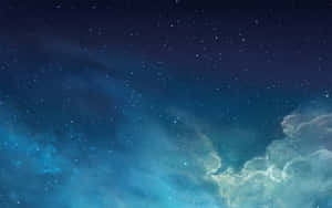 繁星點點、閃爍藍色星雲和柔和雲霧的夜空。 — 藍天 壁紙