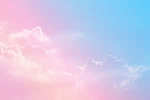 柔和粉紅和藍色天空配蓬鬆雲朵