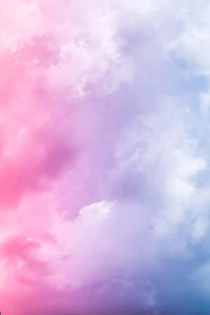 夢幻天空中的粉彩粉紅、紫色和藍色雲朵