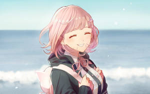 粉紅色頭髮的動漫女孩在海邊微笑。 — 粉紅動漫美學 壁紙