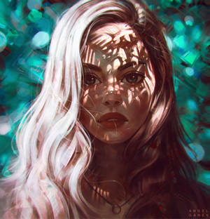 白髮女性，臉上帶樹葉陰影，青綠色背景。